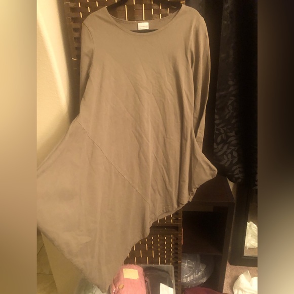 Over sized asymmetric top. - Picture 1 of 2